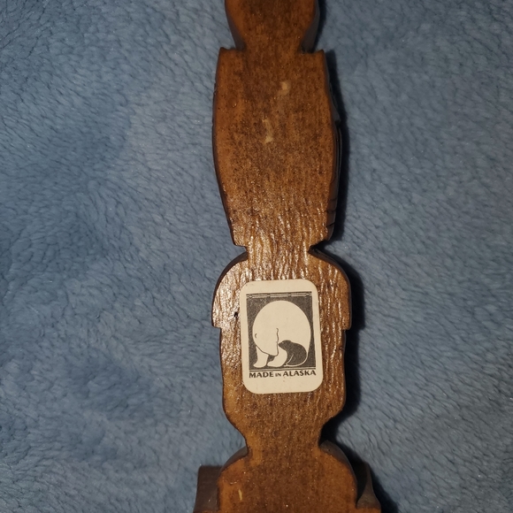 Hand carved totem pole - Picture 5 of 7